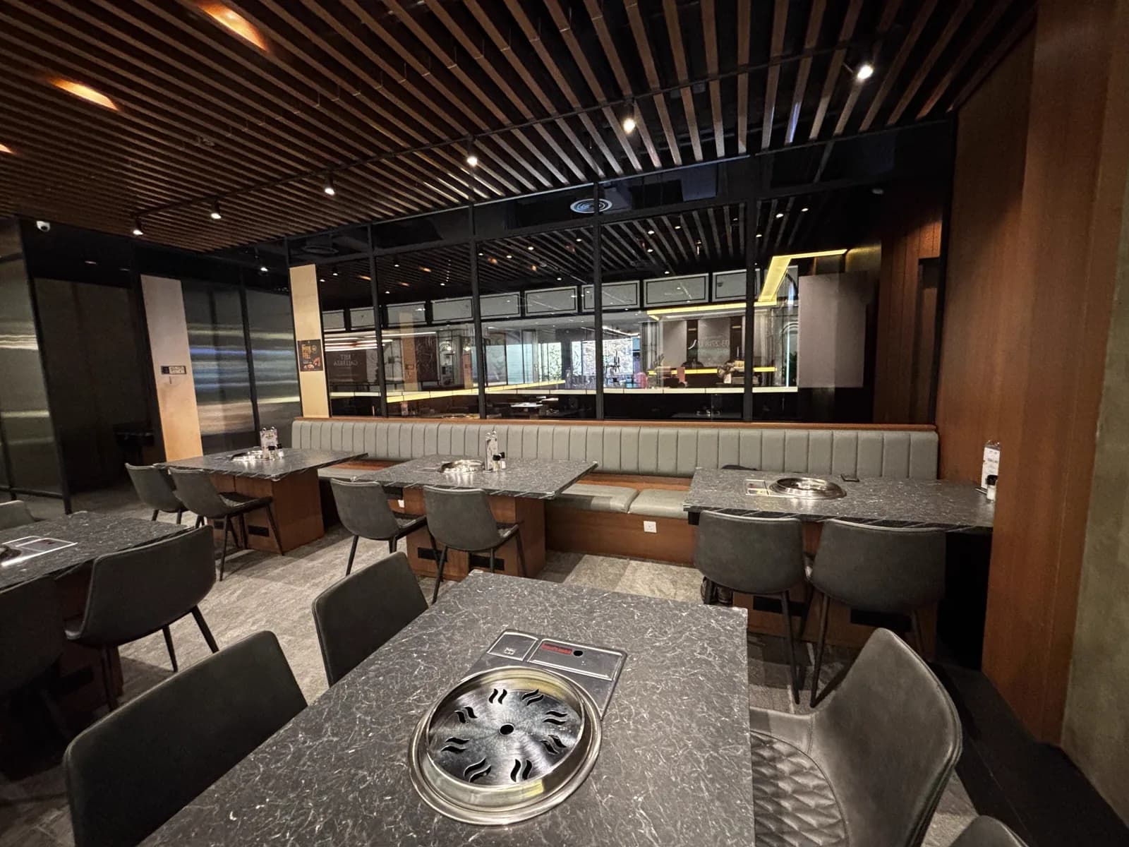 GOSANCHON — tables inside