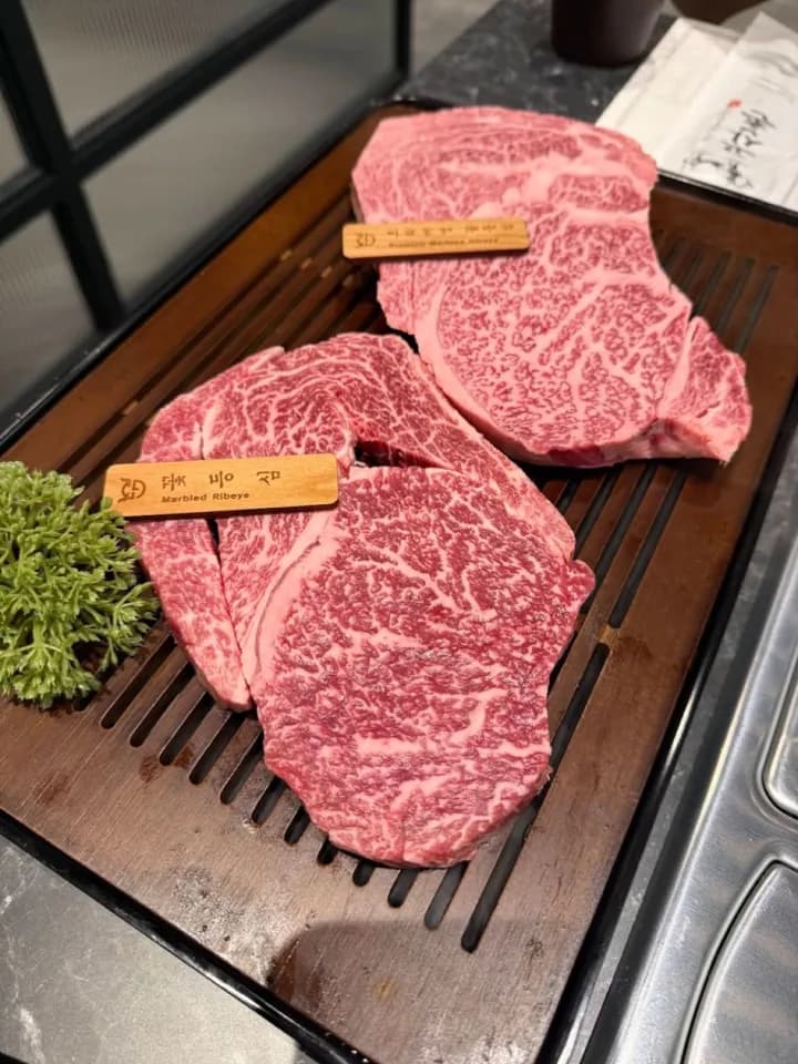 GOSANCHON — marbled steaks on wooden board
