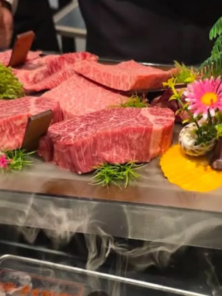 GOSANCHON — thick cut steaks with flower garnish