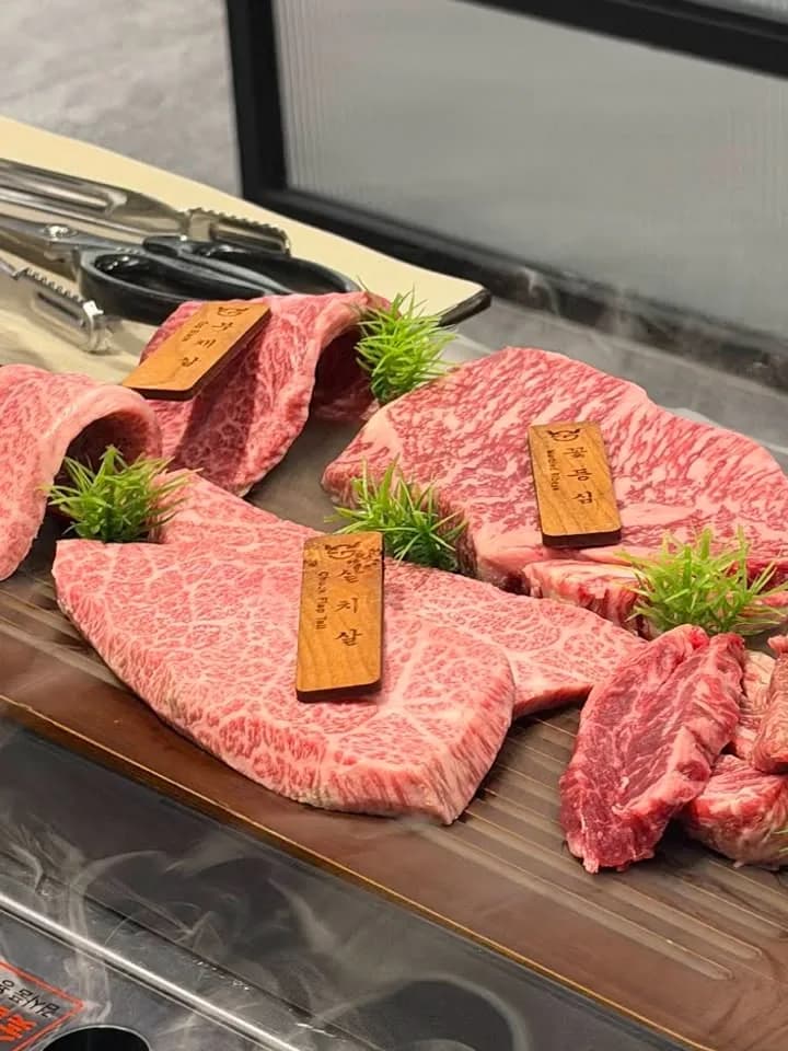 GOSANCHON — marbled cuts on wooden board