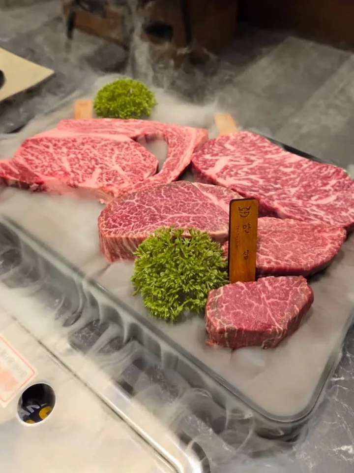 GOSANCHON — cuts on misty tray with garnish