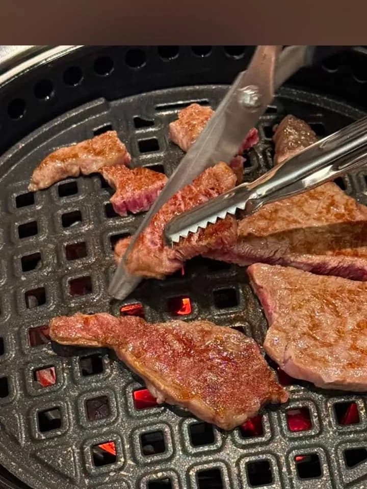 GOSANCHON — cutting steak with scissors on the grill